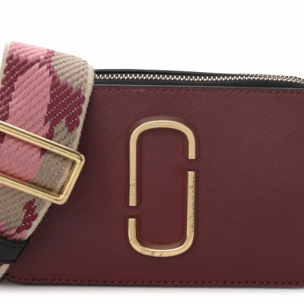MARC JACOBS
Saffiano Small Snapshot Camera Bag Burgundy Pink - Picture 3 of 6